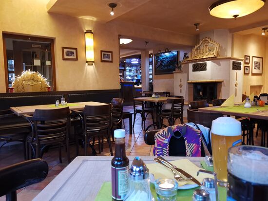 Rast im Sterngrund mit leckerer Roulade, Würzfleisch und Bratkartoffeln.
https://www.hotel-sterngrund-oberhof.de/restaurant.html