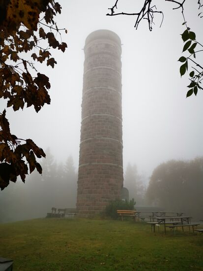Aussichtsturm Adlersberg, die Lage ist jedoch "aussichtslos" 