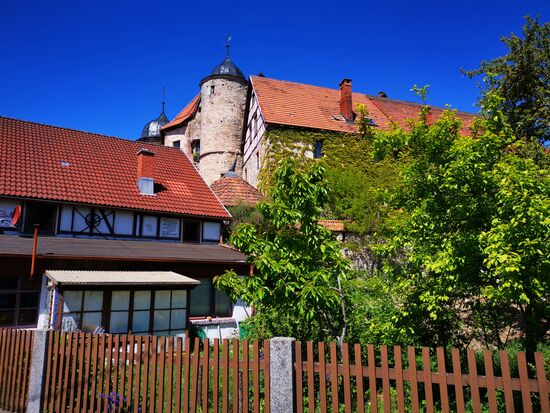 die Burg ist dicht von vielen kleineren Häuschen eingebaut