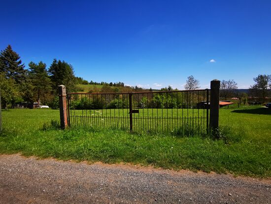 Das Tor ist tatsächlich mit einem Schloss verriegelt 