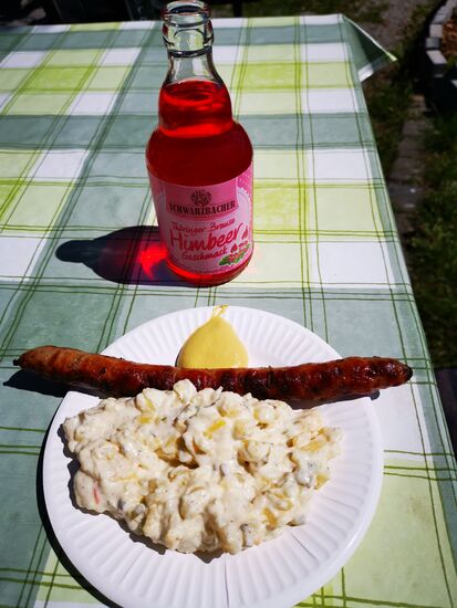 kleiner Imbiss oben auf dem Dolmar beim "Charlottenhaus"