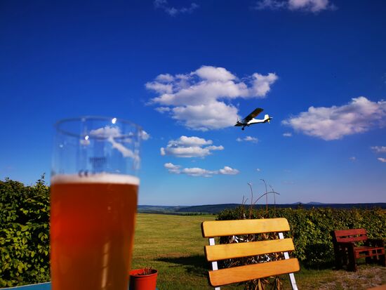 Die Fliegerstube QUAX bietet Essen und Getränke mit Aussicht auf das Flugfeld.