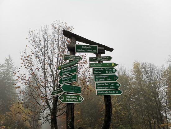 beschildert ist hier im Thüringer Wald immer alles sehr gut. Heutige Ziele:
Ruppberg und Großer Hermannsberg