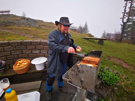 Wetter egal: Thüringer Bratwurst gibt es - mit viel Liebe gegrillt