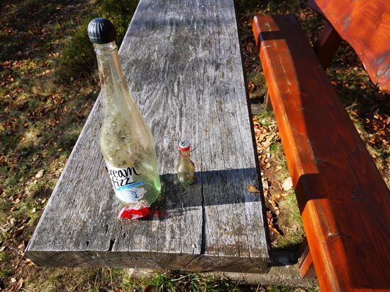 nicht mein Müll.... lag alles unter der Bank, neben Kronkorken und Zigarettenkoppen ... so traurig, dass immer wieder Menschen solche Umweltsünden begehen