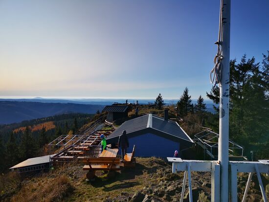 Ruppberghütte mit blauem Himmel und Aussicht
