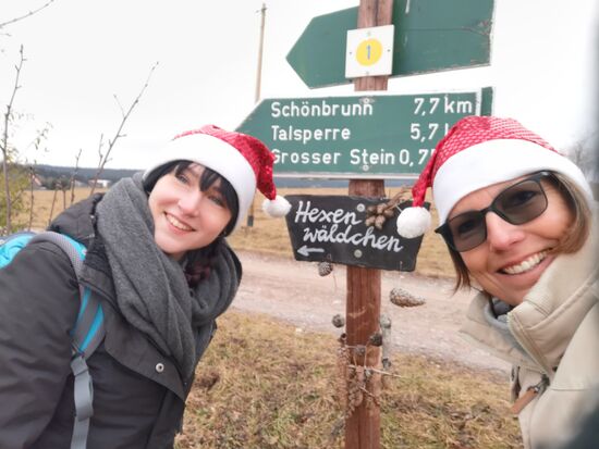 zwei Adventshexen beim Sonntags-Spaziergang 