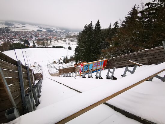 nicht einmal für ein Foto würde ich mich auf dieses schmale Bänkchen setzen 