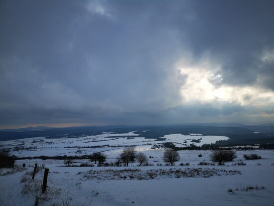 wunderschönes Licht: ein Sonnenfleck genau über dem Flugplatz und hinten links noch die Gleichberge zu erkennen