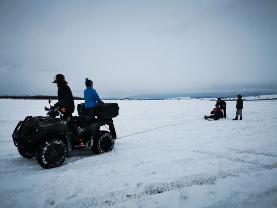 ... und nutzen die Landebahn kreativ/sportlich .