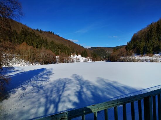 die Vorsperre ist komplett mit Eis und Schnee bedeckt.