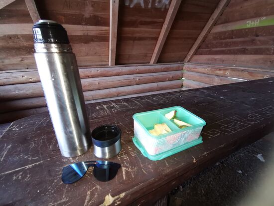 kleine Stärkung ist erst am Schluss in der trockenen Schutzhütte an der großen Staumauer möglich