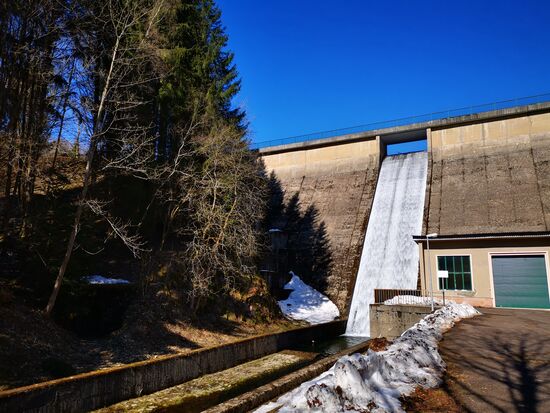 Ziel erreicht: der Wasserfall in der Staumauer
