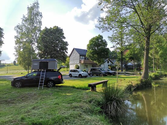 Landgasthof Wetteraperle:
Frau Mama nächtigt im Haus (Zimmer mit Balkon) und ich direkt am Weiher 