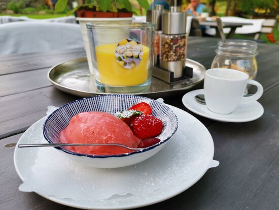 Hier kocht der Chef selber - sehr, sehr lecker - Nachtisch: hausgemachtes Erdbeersorbet 