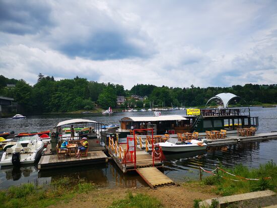 Ein ankernder Fischkutter lädt zum Mittags-Imbiss ein.
www.bootsverleih-saalburg.de