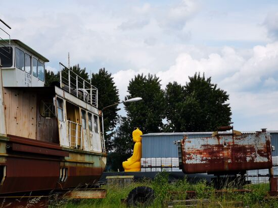 der Buddha im Nachbargelände: ein Requisit des Electronic-Music-Festivals "Sonne, Mond, Sterne" - www.sonnemondsterne.de. Auch dieses Festival konnte letztes Jahr nicht stattfinden und ist auch von 2021 auf 2022 verschoben worden.