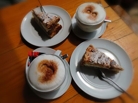 Stärkung mit Cappuccino und Stachelbeer-Baiser-Kuchen.