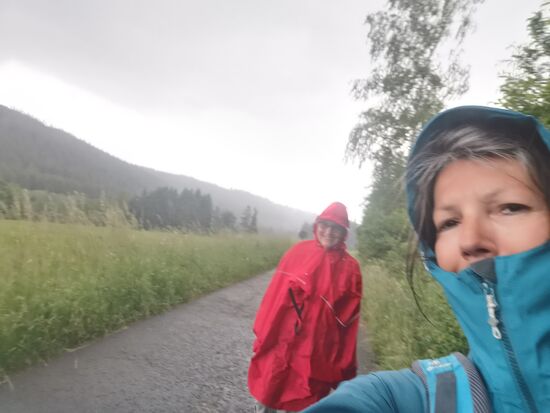 NEIN, auf dem letzten Kilometer erwischt es uns und wir müssen die Regencapes auspacken.