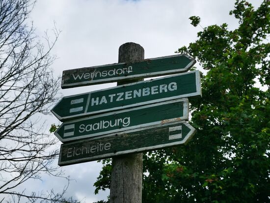 Richtung Saalburg, jetzt zum Glück per Wanderweg, wir können die Straße verlassen.