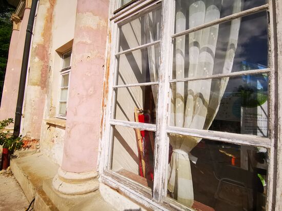 Leider sind Fenster und die Außenfassade in sehr desolatem Zustand. 