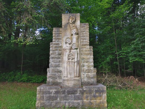 Skulptur "Die Familie" (einheimisches Relief vom Ebersdorfer Künstler Friedrich Popp (1905-1998)
