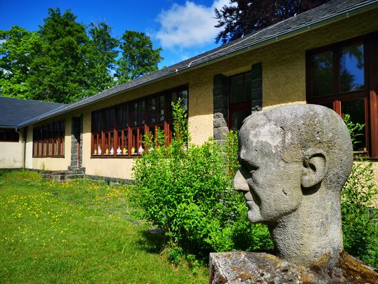 "Grundschule im Park" - Das Gebäude steht unter Denkmalschutz und wurde 1949 bis 1952 im Pavillonstil erbaut. Heute ist hier eine staatliche Grundschule für ca. 150 Schüler.