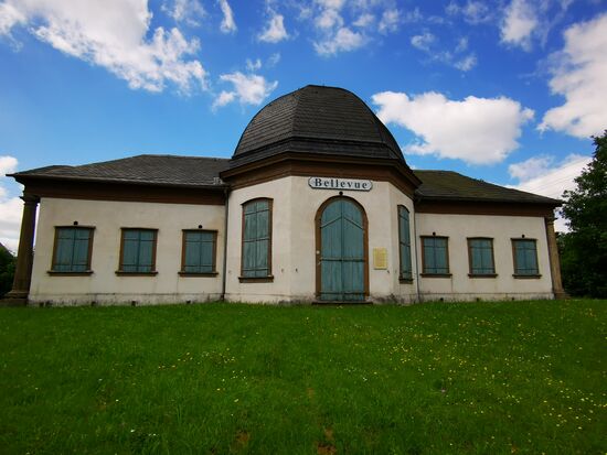 Schloss / Pavillon Bellevue - ein Relikt aus vergangenen Zeiten - mitten in einem Kreisverkehr auf der Straße zwischen Ebersdorf und Schönbrunn.