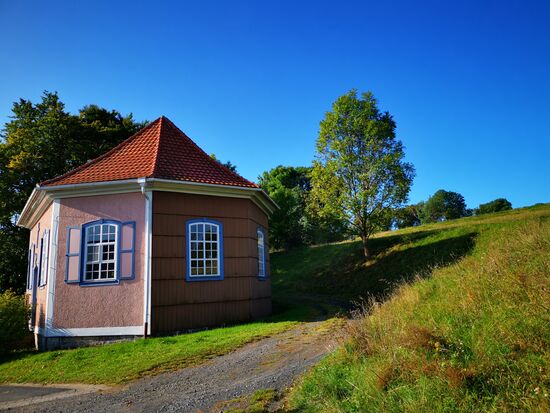 Was ich von hinten einfach nur als interessantes Häuschen wahrgenommen habe...