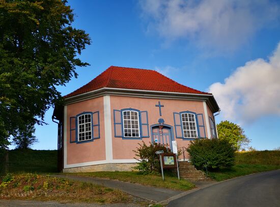 ...entpuppt sich von vorne als Kirche (Bergkirche Geba)