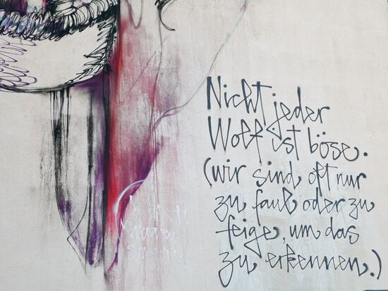 In Anlehnung an Grimms „Rotkäppchen und der böse Wolf“ wollen die beiden Künstler zeigen, das es sehr einfach ist, ein Klischee unreflektiert anzunehmen – es aber of Arbeit und Mut benötigt, es wieder zu überwinden. (Quelle: wallcome.de)