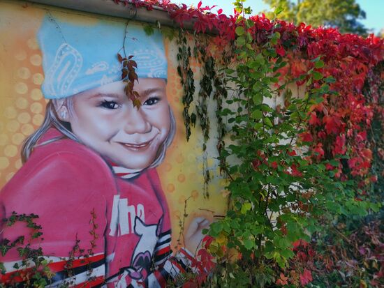 gesehen auf einer Mauer gegenüber einer Bushaltestelle
https://dosenkunst.de/graffiti-schmalkalden-14/