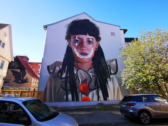 "The Bat" von ROA - im Hintergrund links
(ich gestehe, das habe ich erst jetzt auf dem Foto entdeckt - bin vor lauter Begeisterung für die Clowns-Dame an der Fledermaus vorbei gelaufen, ohne sie zu bemerken.
Stumpfelsgasse 15
31.10.2014
http://wallcome.de/roa-bat-man/