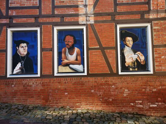 "Martin Luther, Philipp Melanchthon und Philipp von Hessen, versetzt in die Welt der Moderne" von AKUT und CASE
Schloßberg
https://docplayer.org/45612443-Der-mieter-aus-dem-inhalt-das-magazin-der-wohnungsbaugesellschaft-schmalkalden-21-ausgabe-dezember-kuenstler-herakut-helenenweg-2.html