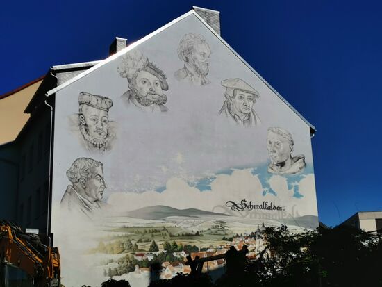 "Schmalkalden" von TASSO (Jens-Tasso Müller)
Weidebrunner Gasse 6
hhttps://docplayer.org/45612443-Der-mieter-aus-dem-inhalt-das-magazin-der-wohnungsbaugesellschaft-schmalkalden-21-ausgabe-dezember-kuenstler-herakut-helenenweg-2.html