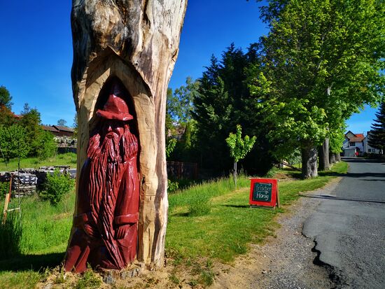 in Kühndorf hat die Schnitzerei Farbe bekommen