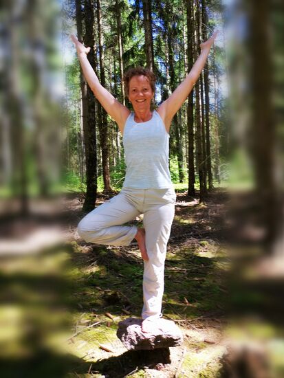 Der "Yoga-Baum" zwischen Bäumen