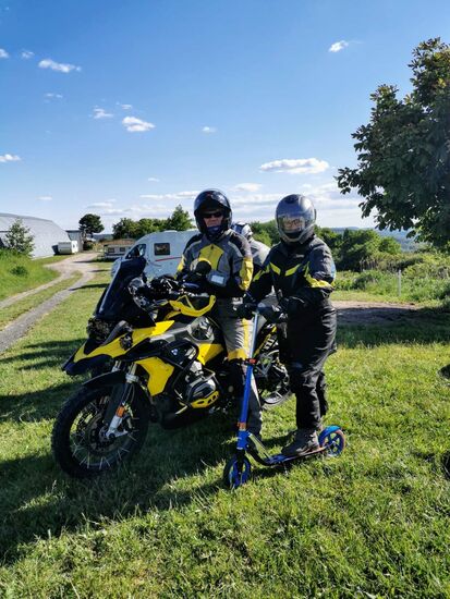 für gewöhnlich fahre ich hin und wieder mit meinem Tretroller und kann auf diese Schutzkleidung verzichten 