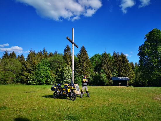 ...und schon ist die BMW am Gipfel des Dolmar angekommen