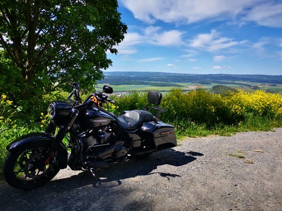 auch die Harley gibt ein hübsches "Model"