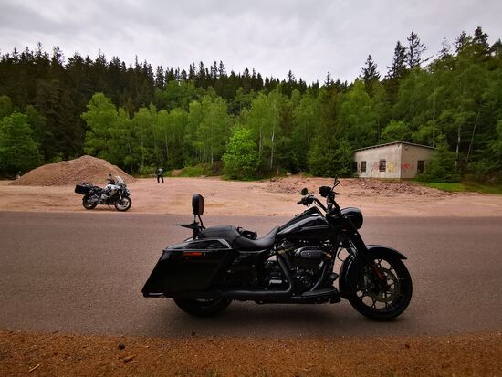 die Harley parkt in sicherer Entfernung, die BMWs begeben sich ins "Fotoshooting-Gelände"