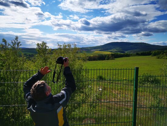 Am Rückweg noch schnell den Blick auf den Dolmar einfangen vom Parkplatz Dolmar A 71 - wohl dem, der keine Leiter braucht, um über den Zaun zu fotografieren