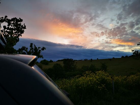 wieder am Platz gibt der Himmel sein Abendschauspiel von Wolken und Farben