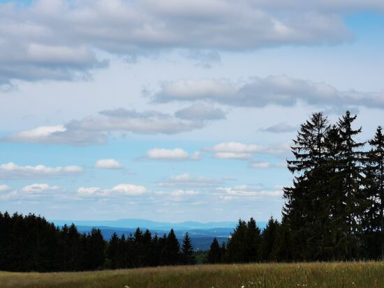 Hügellandschaften, blauer Himmel und ständig wechselnde Wolken sorgen für Postkartenmotive.