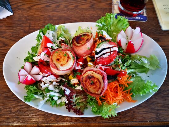Salat mit Ziegenkäse im Speckmantel und Honig ... lecker