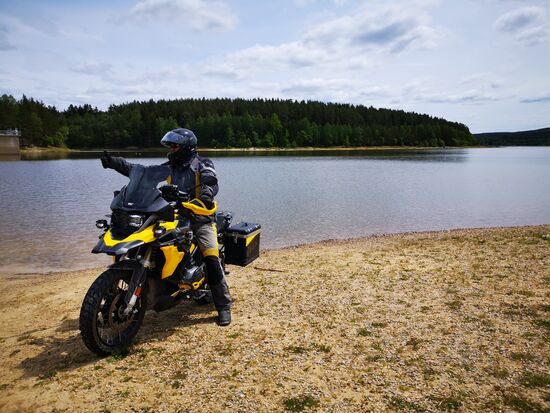 Und die BMW wird erneut in Fotografierposition gebracht.