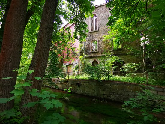 eines der vielen Gemäuer, die einfach zerfallen