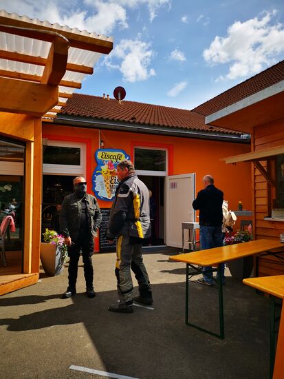 Die Herren wollen Kaffee und Eis...