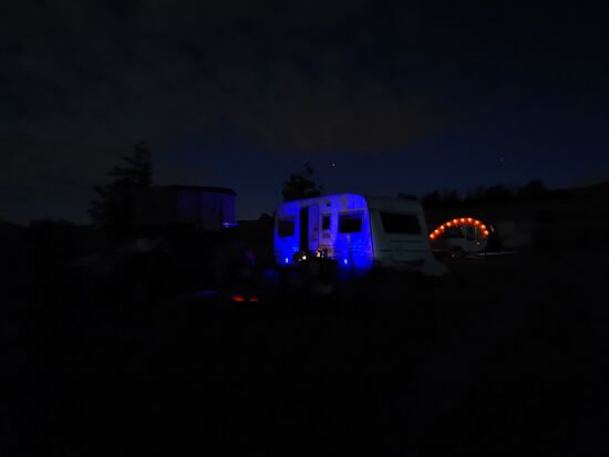 die Ergebnisse der Sonnenstunden des Tages ergeben die Wohnwagenbeleuchtung in der Nacht