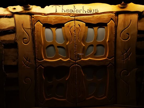 heute leider keine Vorstellung mehr ... ja, es gibt hier sogar eine Minibühne mit Scheinwerfern...